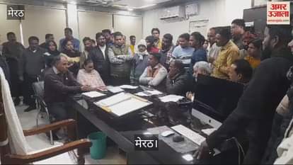 VIDEO : Municipal workers outsourcing protesting against Dr Harpal Singh at the Municipal Commissioners office