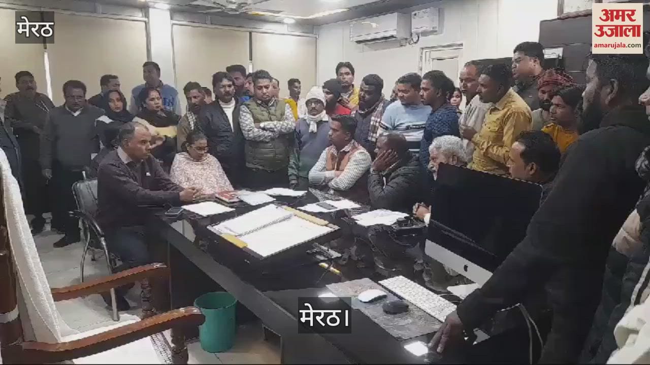 VIDEO : Municipal workers outsourcing protesting against Dr Harpal Singh at the Municipal Commissioners office