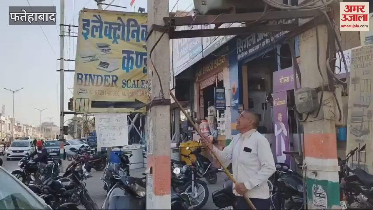VIDEO : नगर परिषद ने दुकानों के आगे रखे होर्डिंग कब्जे में लिए