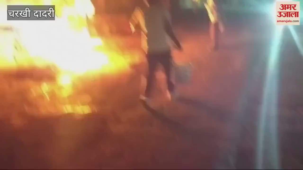 VIDEO : सड़क किनारे खड़ी रेहड़ी में लगाई आग, 45 क्रेट जलकर बने राख