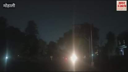 VIDEO : बलौंगी से फेज 11 तक स्ट्रीट लाइटें बंद, अंधेरे से गुजर रहा ट्रैफिक