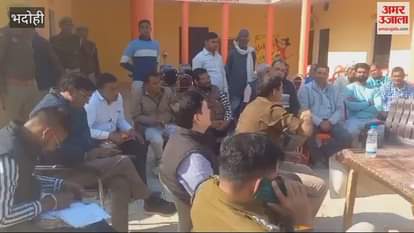 VIDEO : Farmers Protest Women road spades and hoes SEZ issue up after 20 years Panchayat for hours