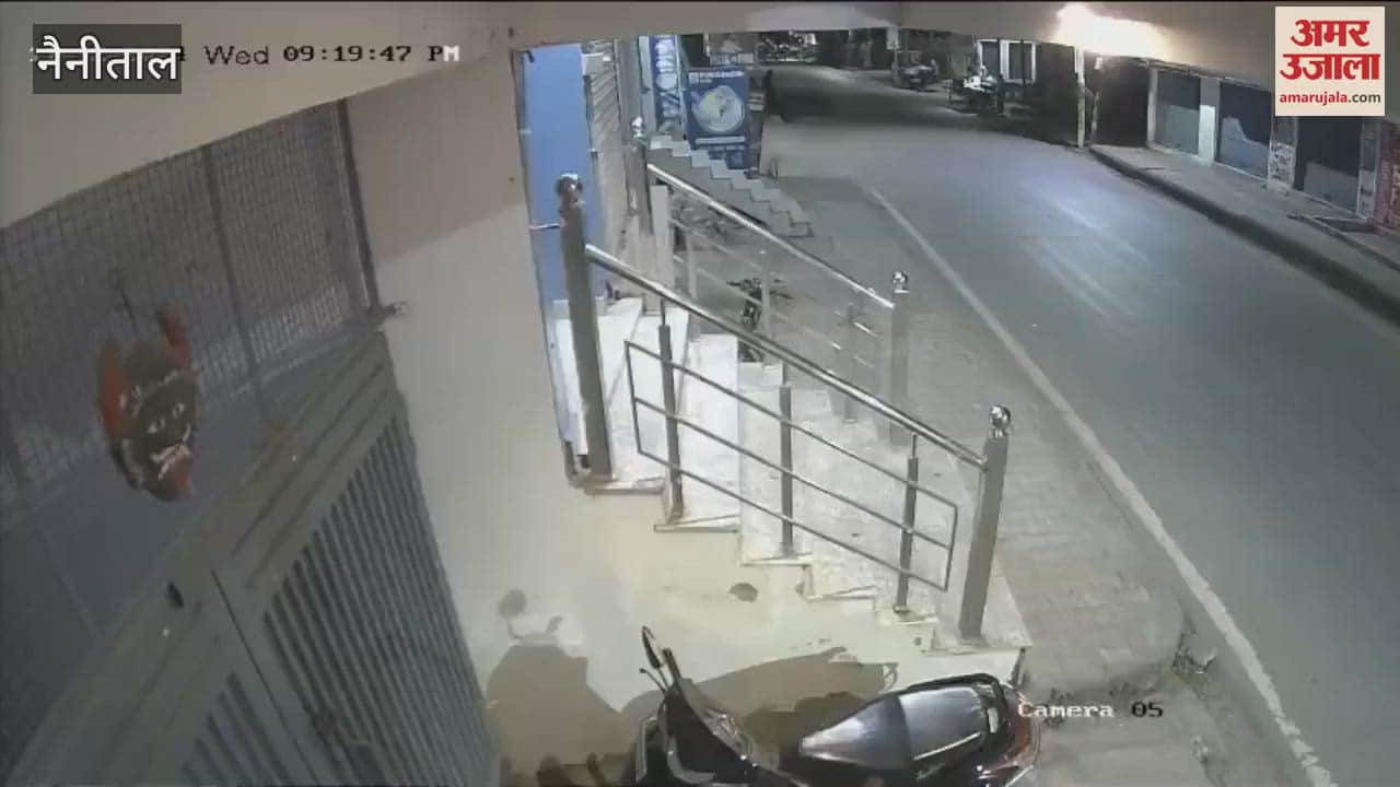 VIDEO : गली से निकल रही टैक्सी ने सड़क पर दौड़ती कार को उड़ाया, वीडियो  वायरल