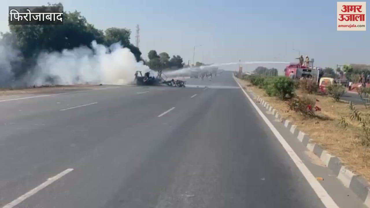 VIDEO : फिरोजाबाद हाईवे पर दौड़ती एंबुलेंस में लगी आग, चालक ने कूदकर बचाई जान