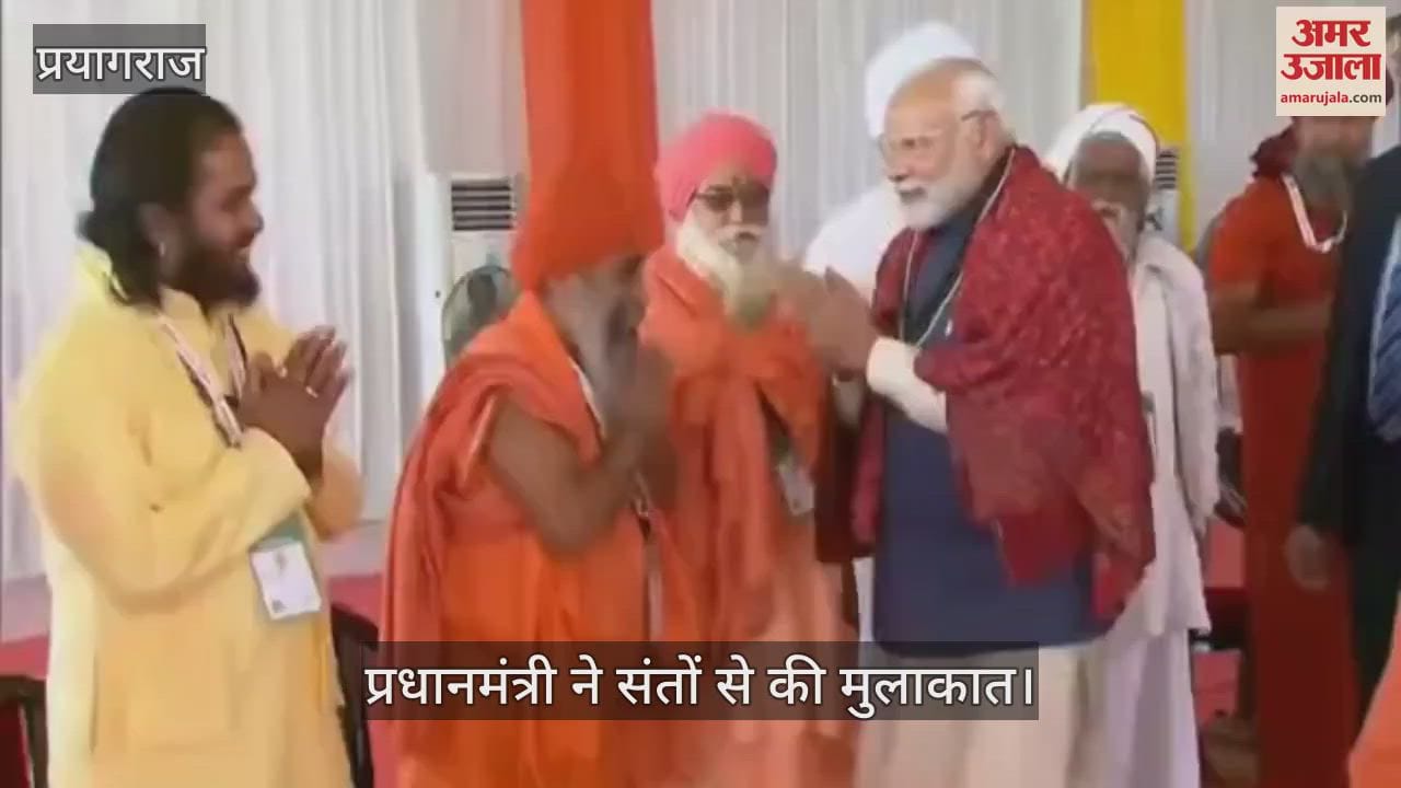 VIDEO : PM Modi met saints, worshiped Shri Bade Hanumanji