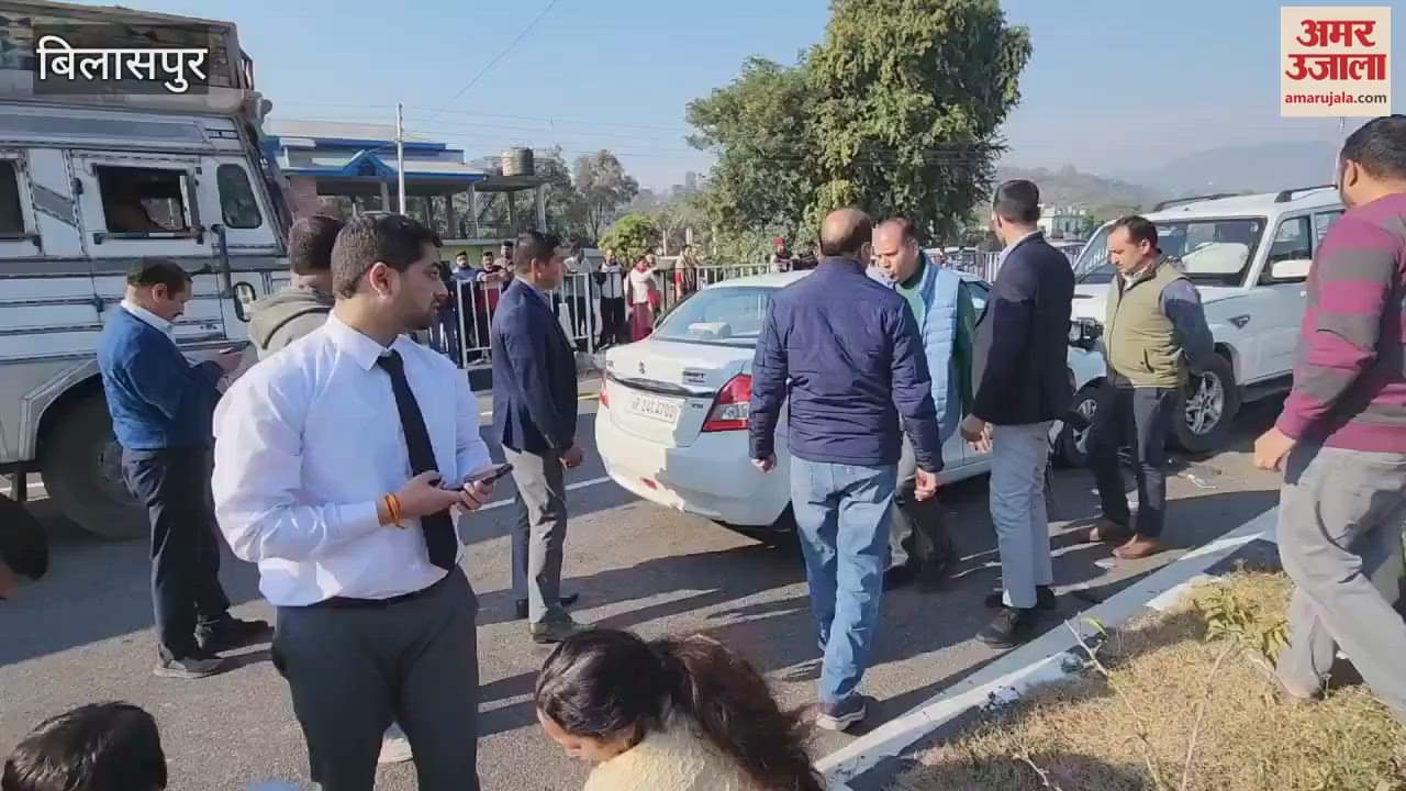 VIDEO : Two vehicles collided in Aauhr Bilaspur Leader of Opposition Jairam Thakur helped the injured