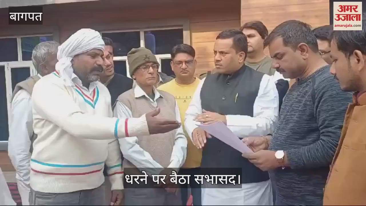 VIDEO : Councillor sits on dharna with people in Baghpat, accuses municipal employees of corruption