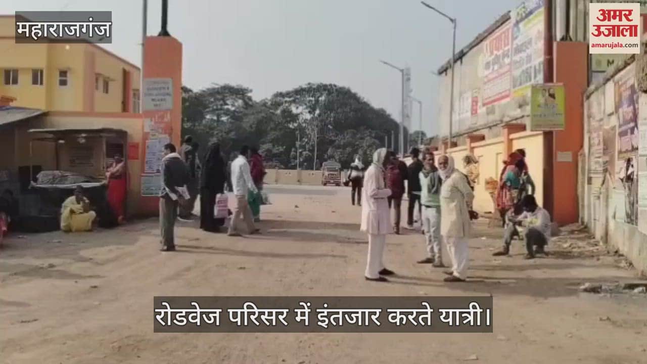 VIDEO : Passengers getting upset while waiting for the bus to arrive for hours