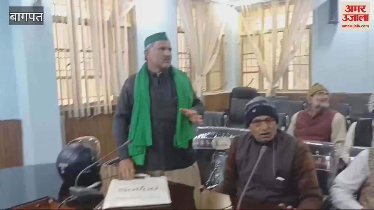 VIDEO : Baghpat: Officers did not come for Farmer's Day, angry farmers met DM