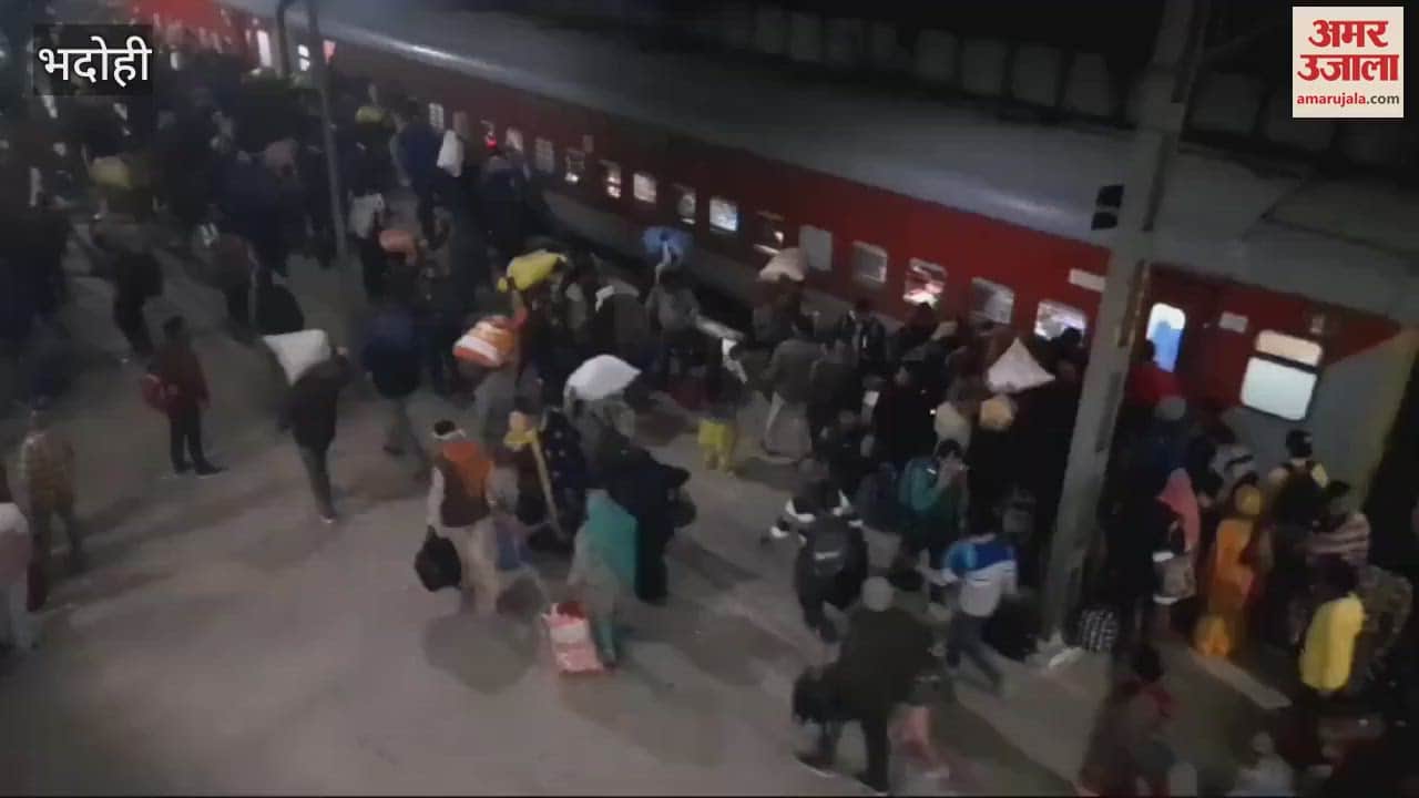 VIDEO : fight for tickets before Danupur Udhna arrived huge crowd station in bhadohi