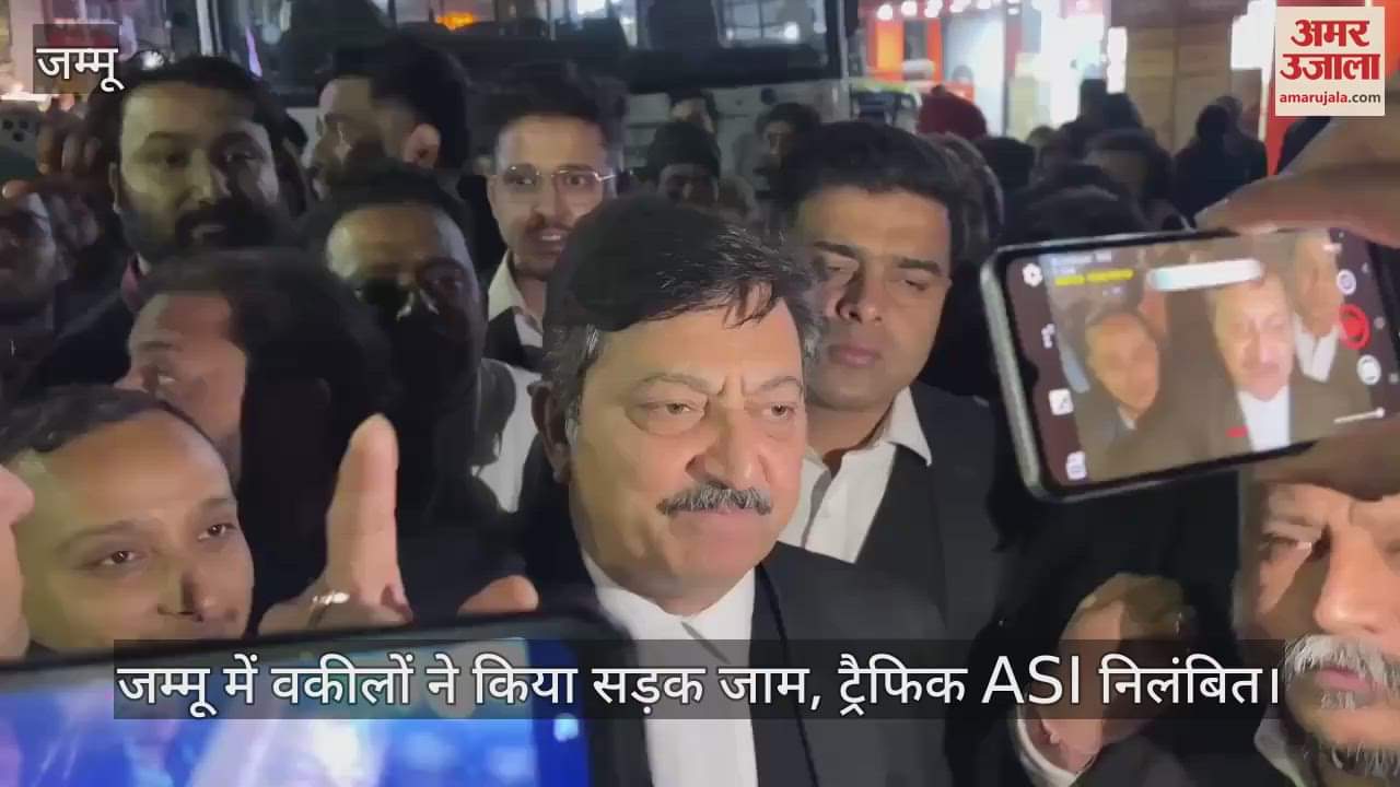 VIDEO : Lawyers protest in Jammu, traffic policeman suspended