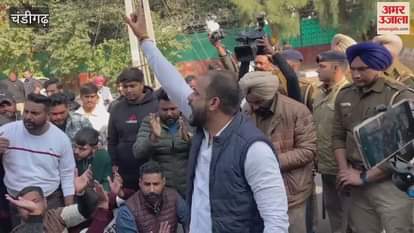 VIDEO : Youth Congress protest near Congress Bhawan in Chandigarh