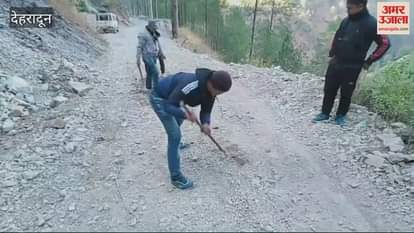 VIDEO : गड्ढों को ग्रामीणों ने श्रमदान से भरा, ठेकेदार पर लगाए आरोप