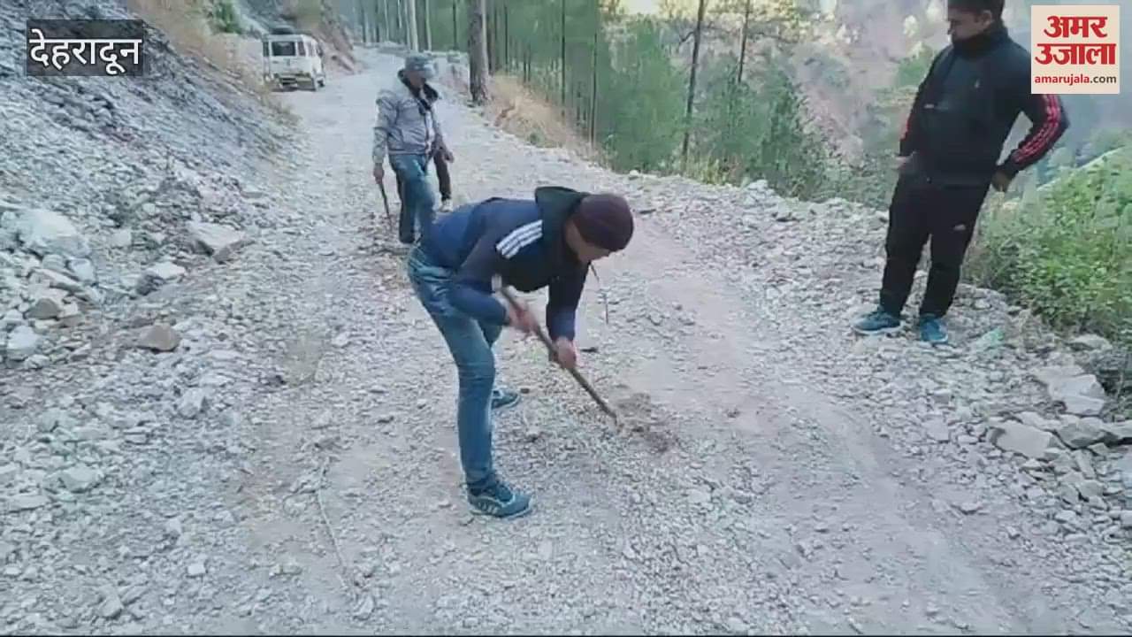 VIDEO : गड्ढों को ग्रामीणों ने श्रमदान से भरा, ठेकेदार पर लगाए आरोप