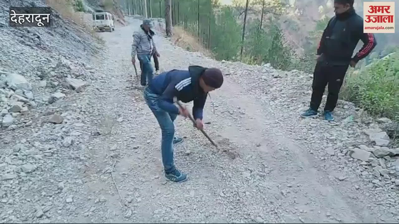 VIDEO : गड्ढों को ग्रामीणों ने श्रमदान से भरा, ठेकेदार पर लगाए आरोप