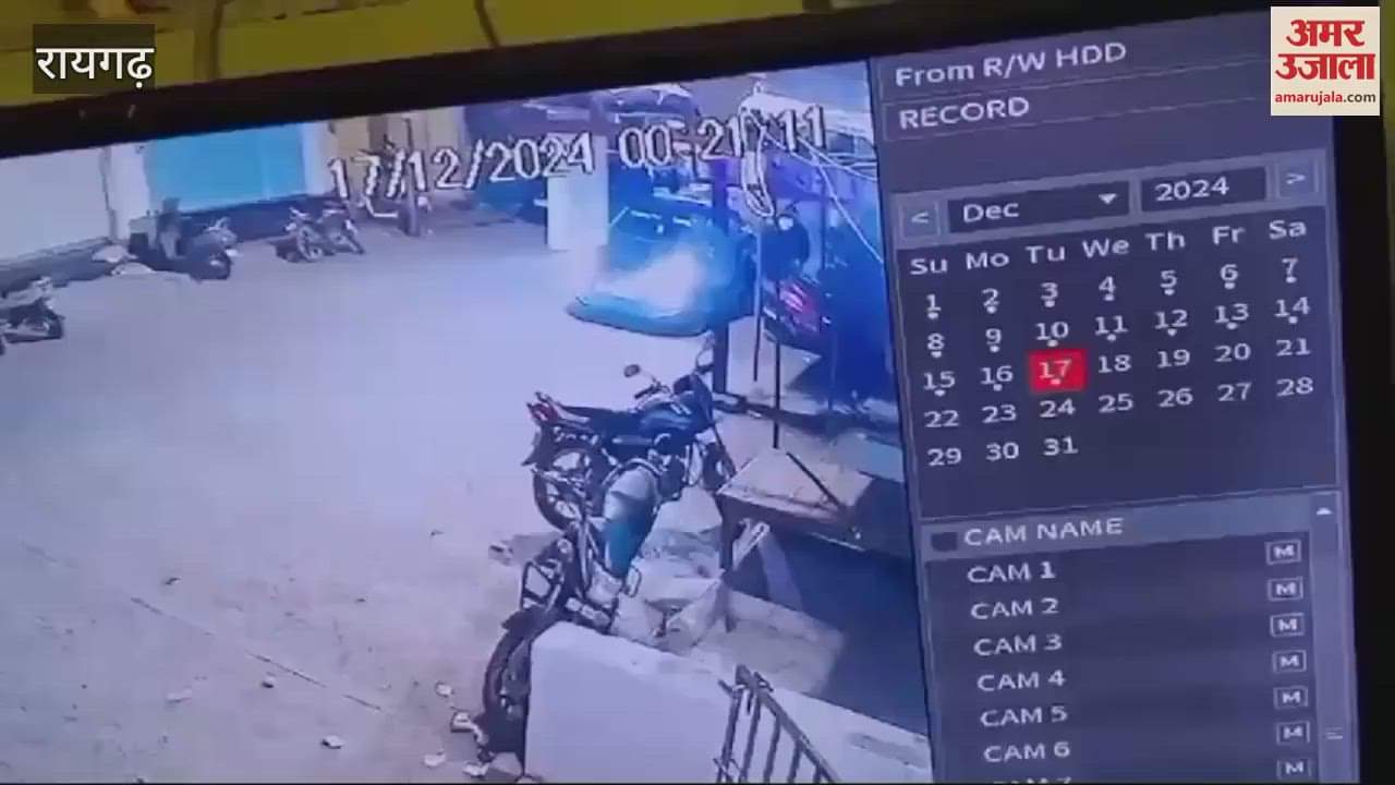 VIDEO : Three youths hiding their faces set fire to a bike and a scooter In Kharsia