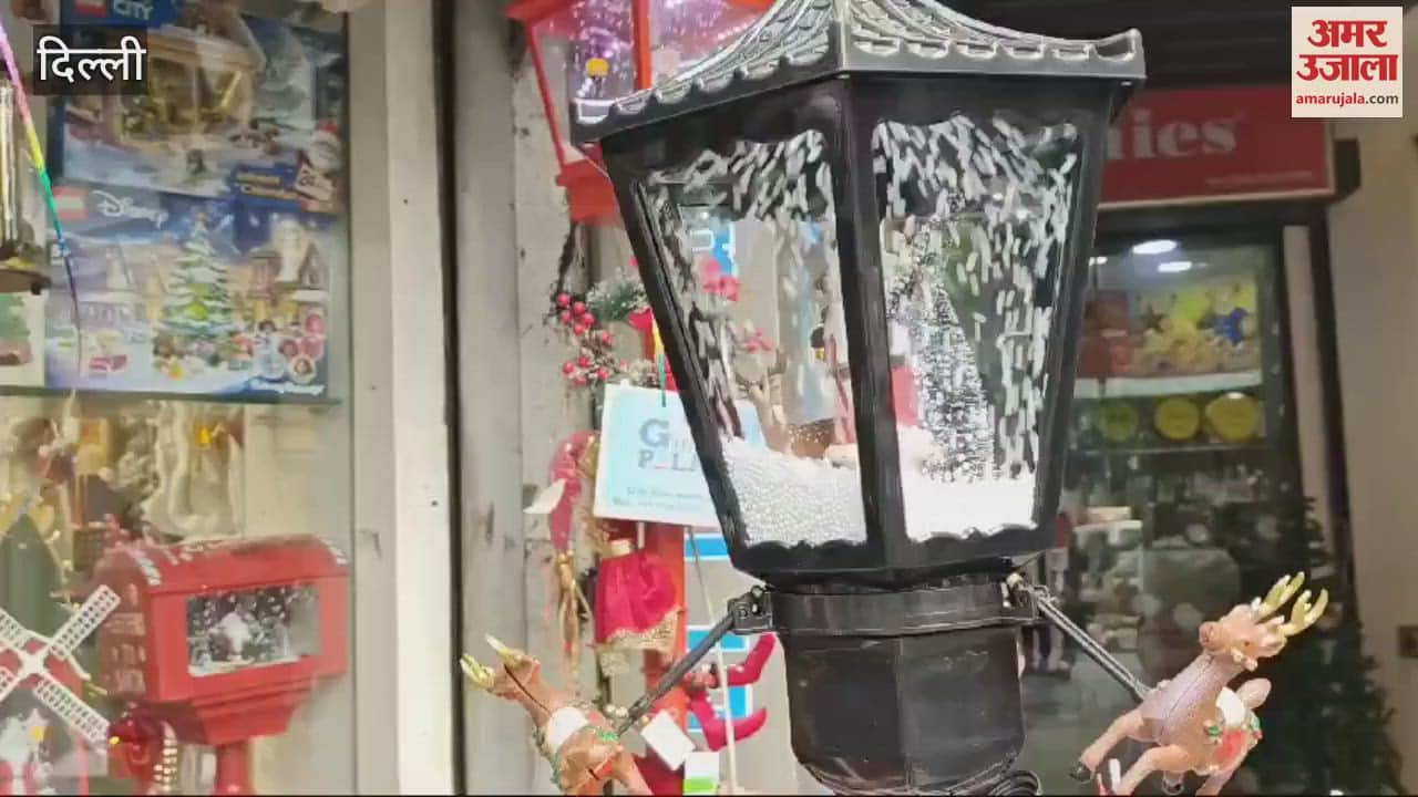 VIDEO : Women do shopping in Delhi Khan Market On Christmas 2025