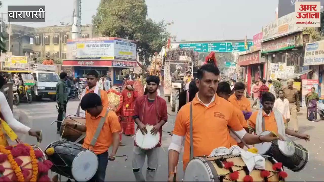 VIDEO : Sai palanquin out in Kashi with sound of damrus and divine tableaus devotees cheered