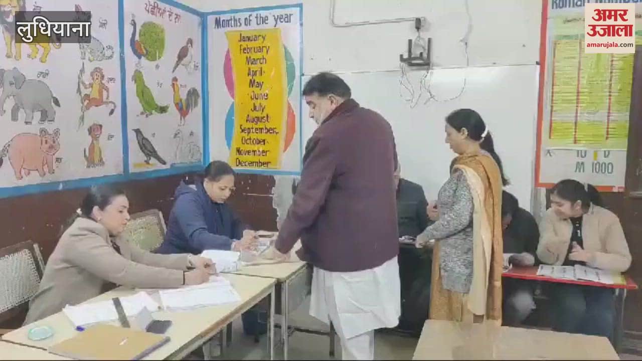 VIDEO : MLA Ashok Parashar Pappi casts his vote in Ludhiana