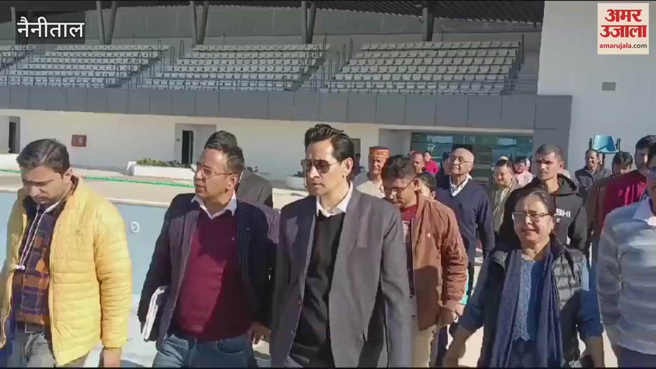 VIDEO : मिनी स्टेडियम के वॉलीबाल कोर्ट में निर्माण कार्य ठप देख आयुक्त नाराज