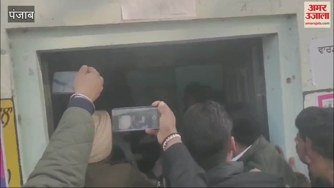 VIDEO : बरनाला में बूथ कैपचरिंग की कोशिश, पुलिस ने किया लाठीचार्ज