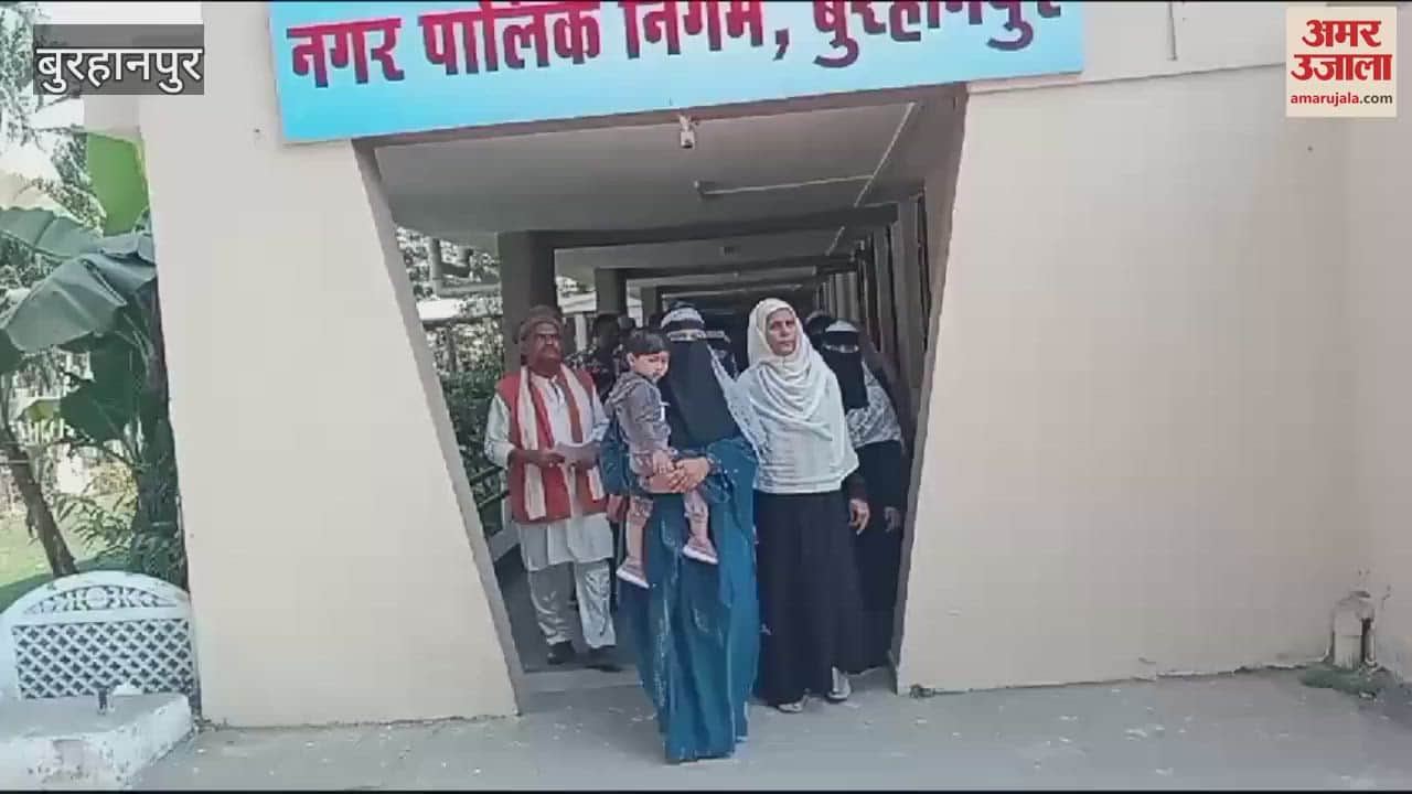 Corporation issued notices to demolish houses built in PM Awas Yojana in the name of encroachment