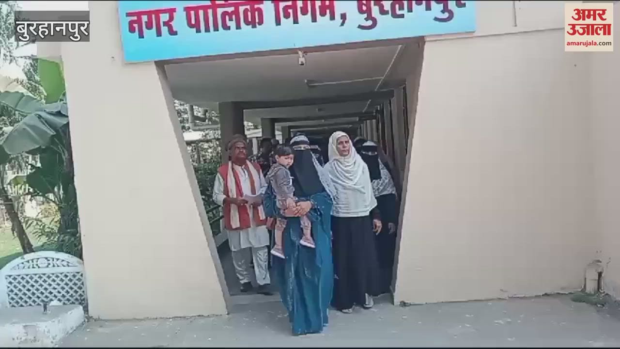 Corporation issued notices to demolish houses built in PM Awas Yojana in the name of encroachment