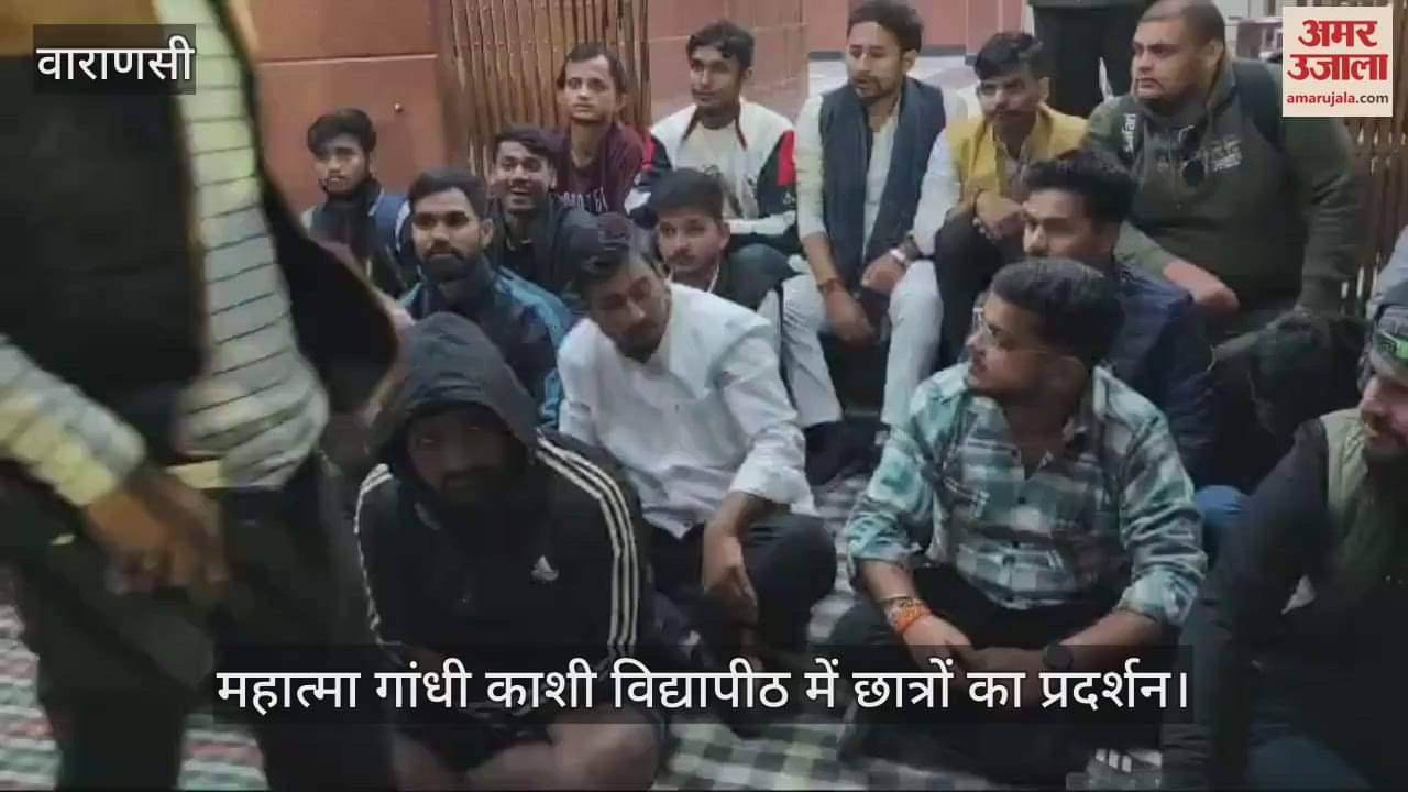 VIDEO : Students protest in Varanasi Vice Chancellor and employees locked in office for four hours at Kashi Vidyapeeth