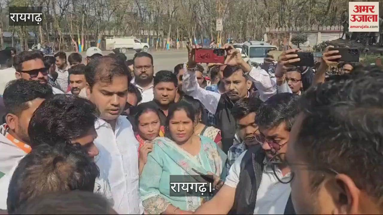 VIDEO : Congressmen demonstrated in front of the District Collectorate office raising slogans against the BJP government in Raigarh
