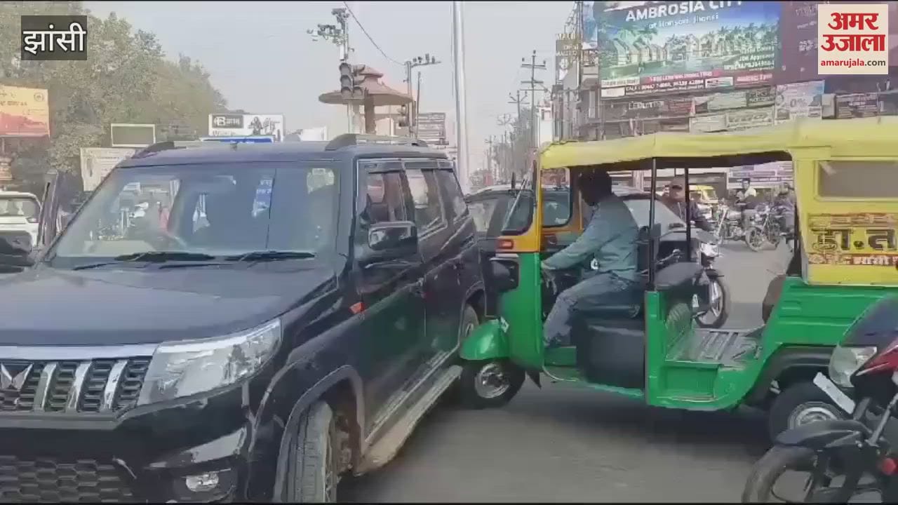 VIDEO : Car rider slaps auto driver hard in Jhansi