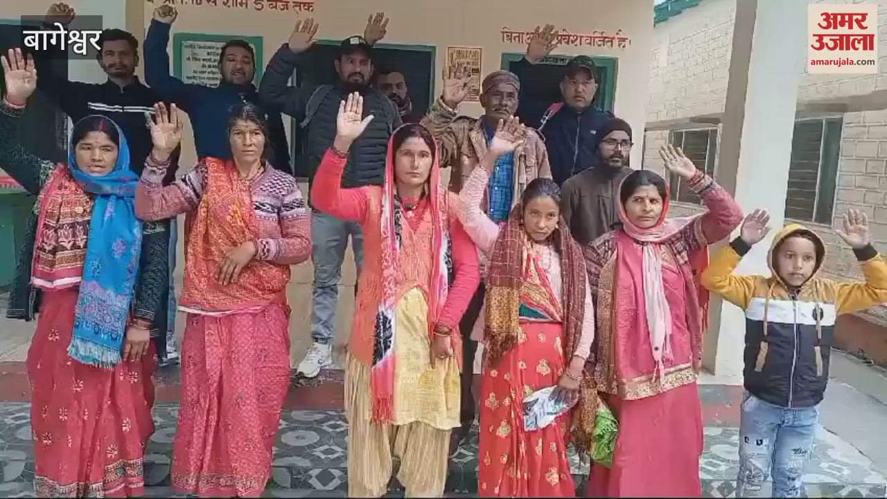 VIDEO : स्कूल और घरों के समीप लटक रहे बिजली के तार, हो सकता है बड़ा हादसा; ग्रामीणों ने किया तहसील परिसर में प्रदर्शन