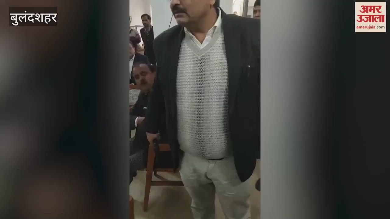 VIDEO : Dispute between two groups of advocates regarding the post of Bulandshahr District Bar President