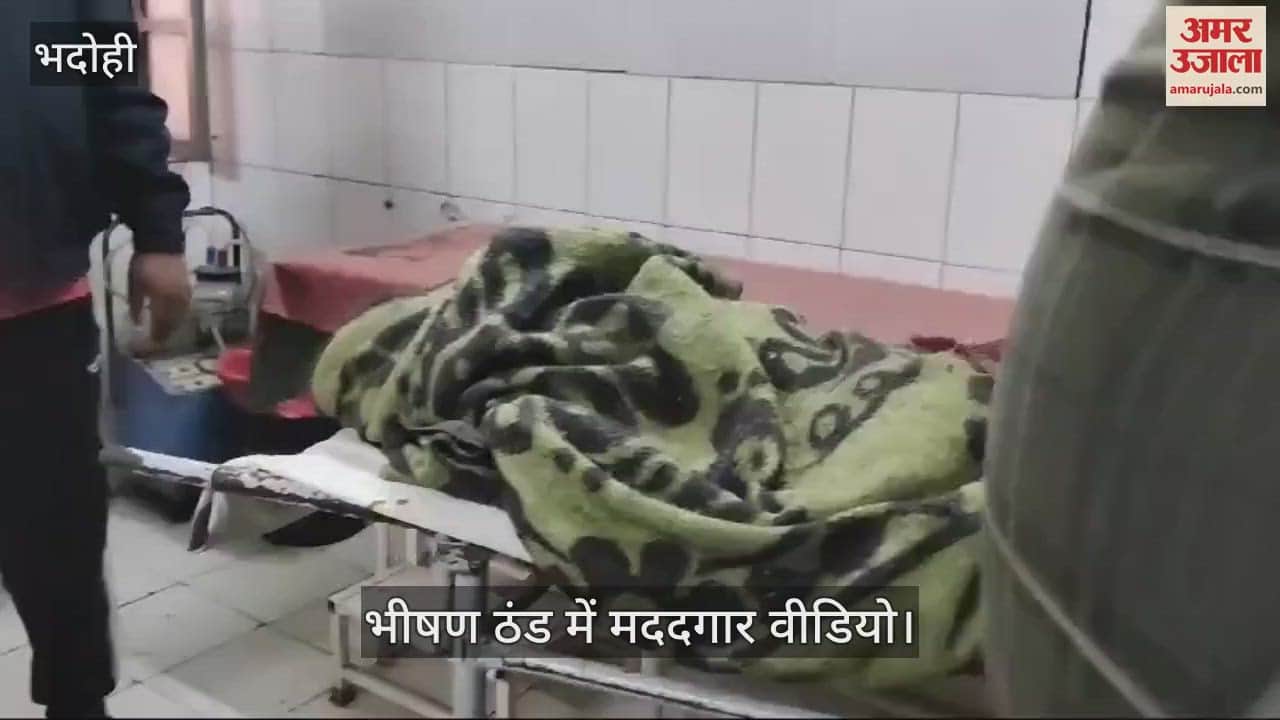 VIDEO : People in Bhadohi became helpful, took an old man who was sick under a pillar to the hospital he used to survive by begging