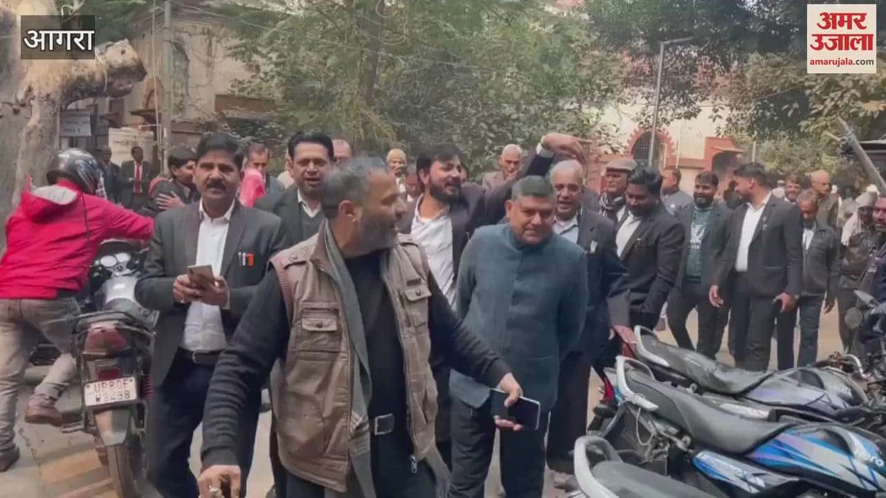 VIDEO : आगरा में हाईकोर्ट बेंच की मांग को लेकर अधिवक्ताओं ने निकाली प्रभात फेरी