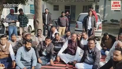 VIDEO : People are troubled by the problem of sewerage overflow in Fatehabad, councilors staged a sit-in in the public health department office