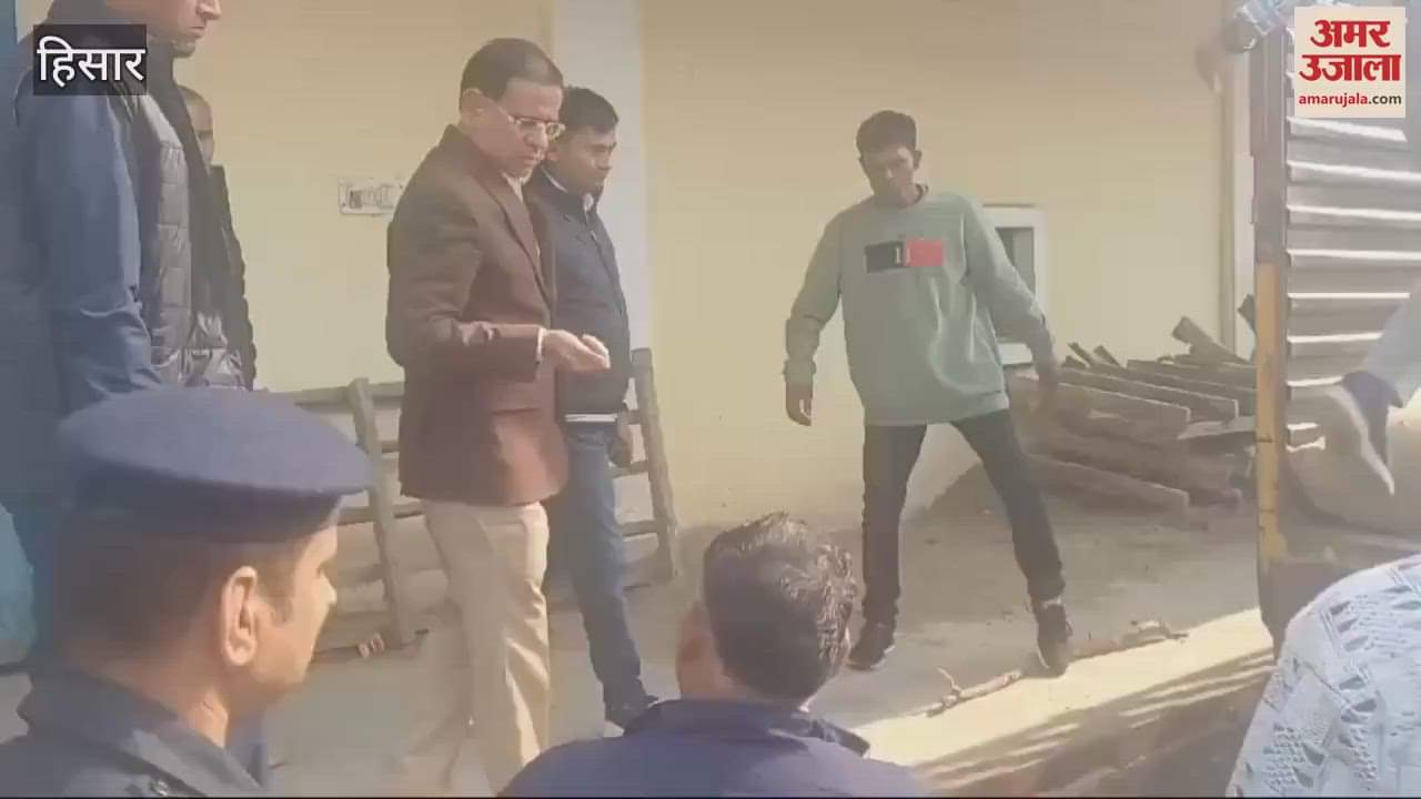 VIDEO : Minister boarded a tempo in Ukla, Hisar, reprimanded for finding wet bags; orders to suspend DFSC