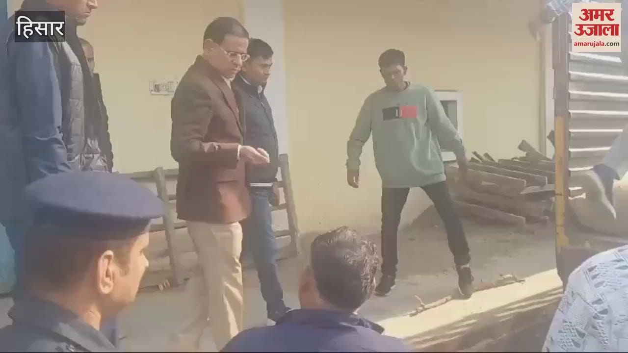 VIDEO : Minister boarded a tempo in Ukla, Hisar, reprimanded for finding wet bags; orders to suspend DFSC