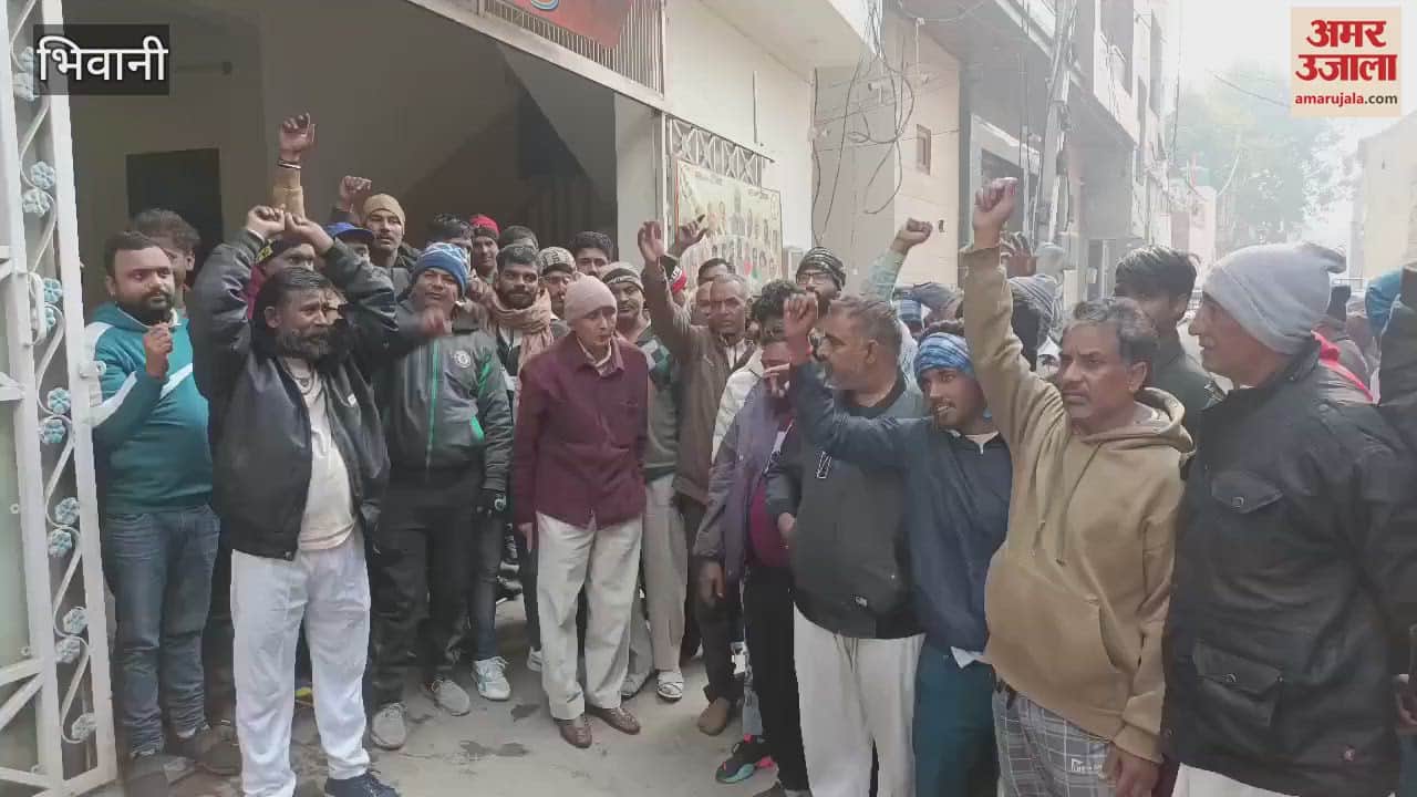 VIDEO : E-rickshaw drivers demonstrated at the MLA's residence in Bhiwani