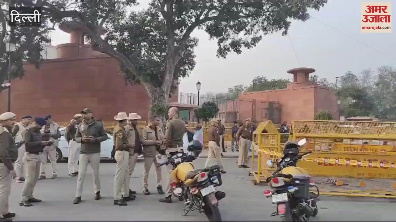 VIDEO : young man poured petrol and set himself on fire in front of the new Parliament House