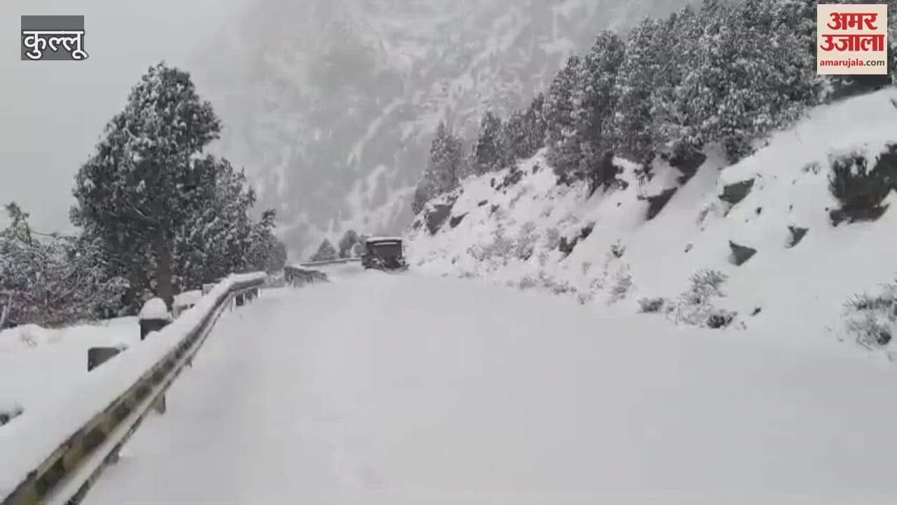 VIDEO : Machinery engaged in removing snow from Sissu towards Atal Tunnel