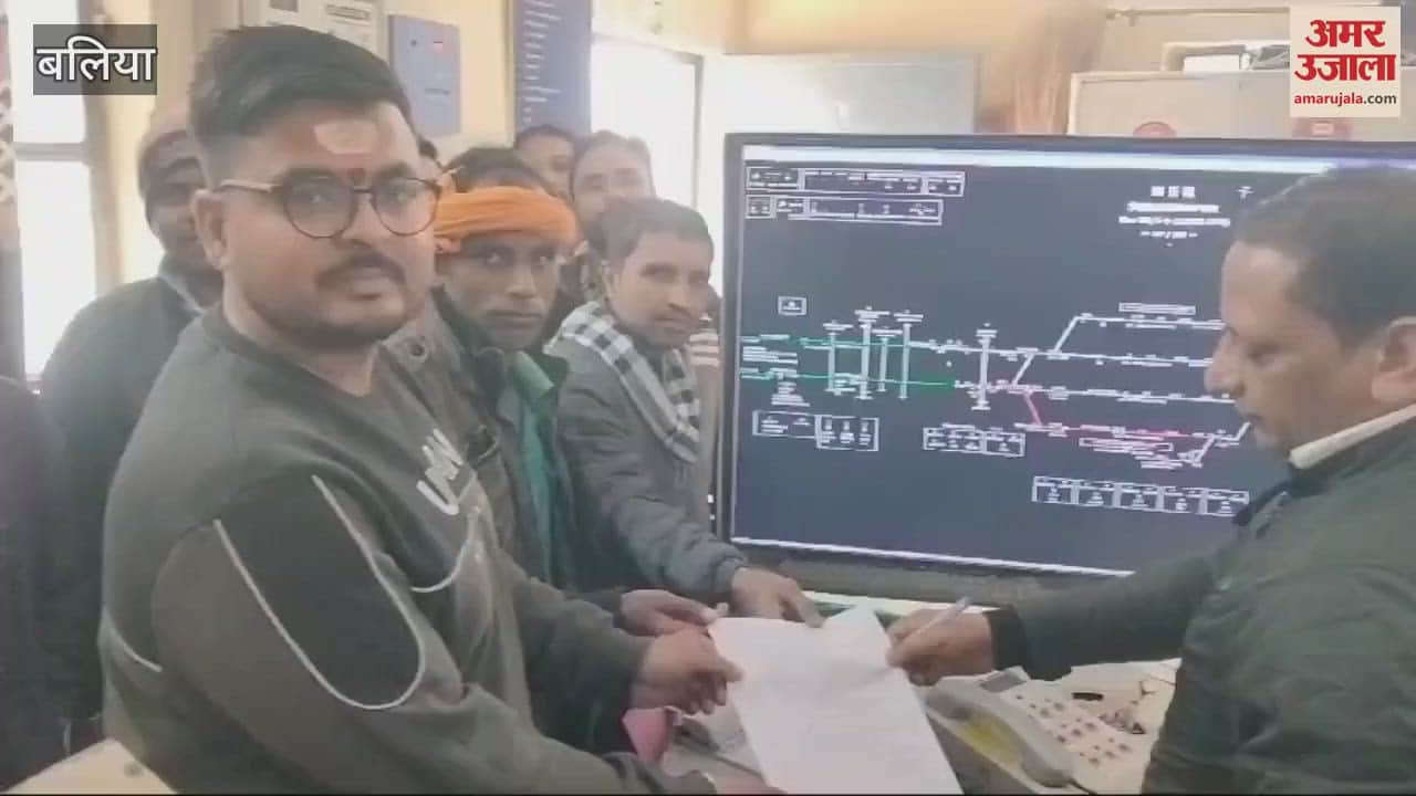 VIDEO : Passengers demonstrated basic facilities raised slogans handed over leaflet station master