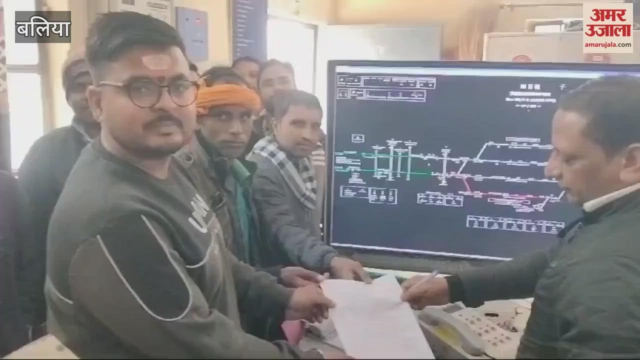 VIDEO : Passengers demonstrated basic facilities raised slogans handed over leaflet station master