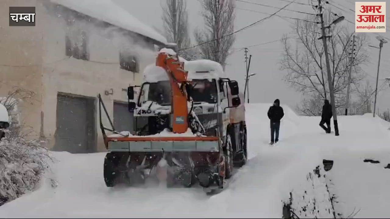 VIDEO : Resident Commissioner Pangi flagged off the truck-mounted snow blower machine purchased at a cost of Rs 2 crore 11 lakh