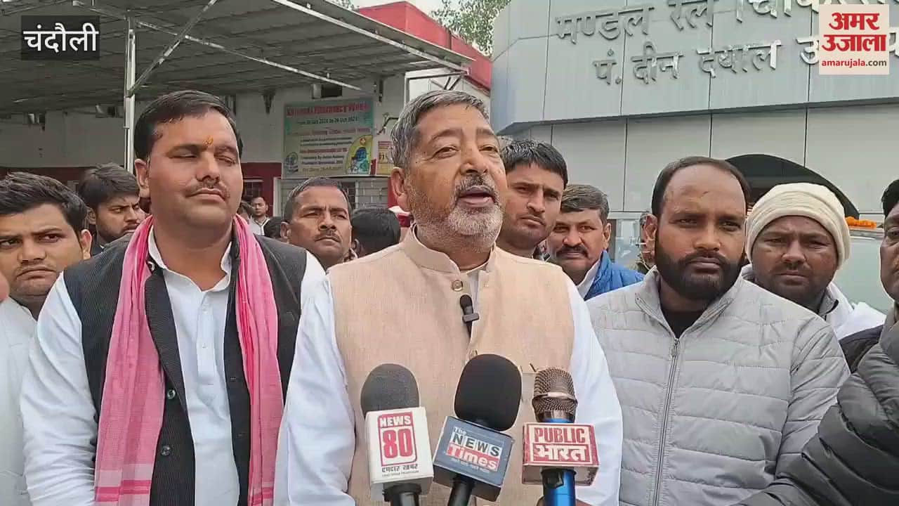 VIDEO : young man complained to MP virendra singh front of DRM CMS mandaliya hospital of railway