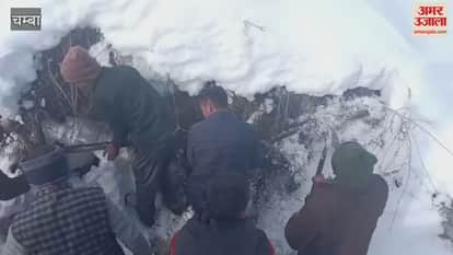 VIDEO : Villagers restored drinking water supply by walking seven kms in 1.5 feet of snow