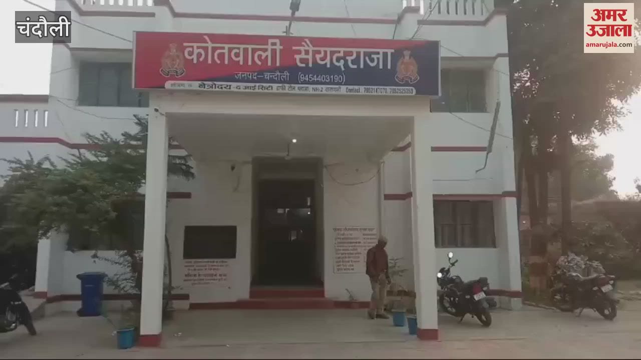 VIDEO : Tragic accident in Chandauli speeding pickup crushed two youths one died other critical condition