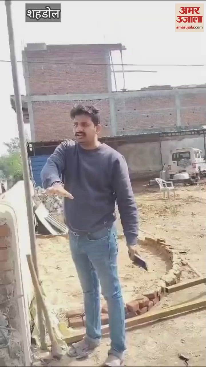 Shahdol News Municipal workers refused to dig public road abused and tried to hit them with bricks
