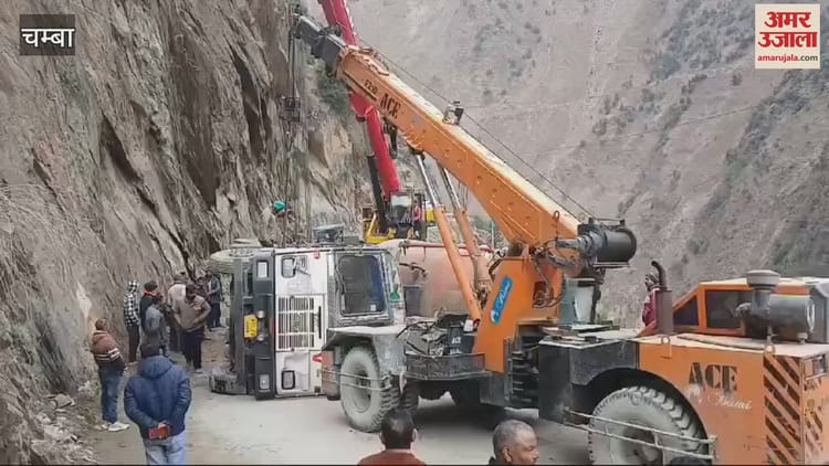 VIDEO : खड़ामुख-होली मार्ग पर 26 घंटे बाद बहाल हुआ यातायात, पलटे सीमेंट से लदे ट्रक को हटाया