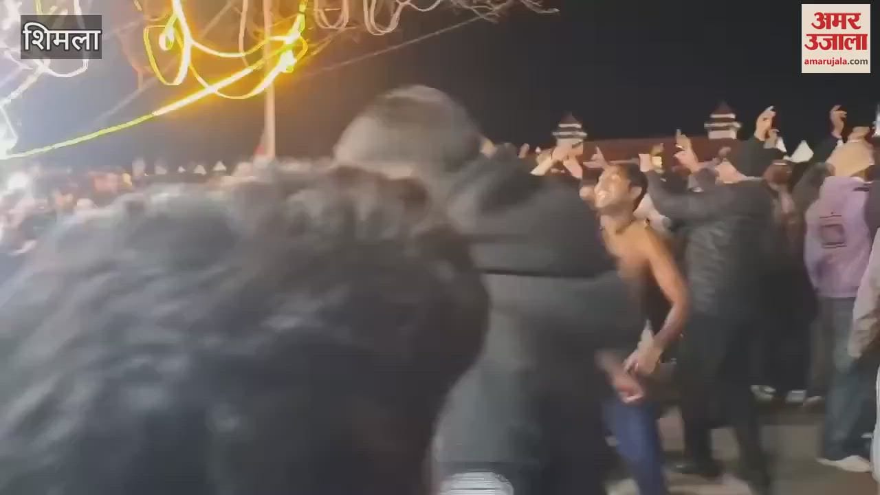 VIDEO : shimla winter carnival satinder sartaj show tourist dance video viral