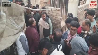 VIDEO : ruckus selection ration shop in chandauli angry villagers pelted stones vehicle sector in-charge